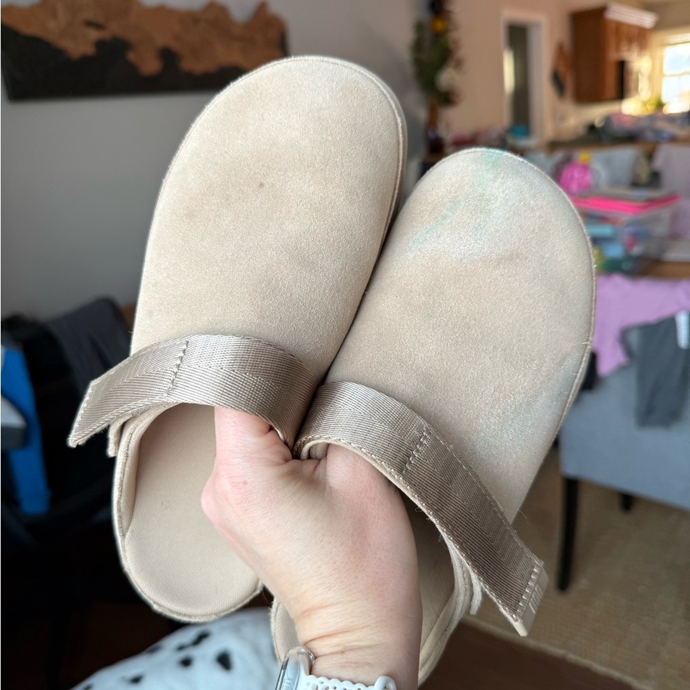Women’s Ugg clogs